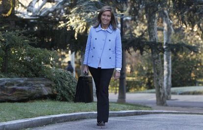 Ana Mato llega al palacio de La Moncloa para la reunión del primer Consejo de Ministros con Mariano Rajoy como presidente del Gobierno el 23 de diciembre de 2011