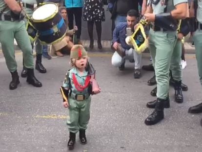 El niño Yoel Extremera canta la canción de 'El novio de la muerte' rodeado de varios militares de la Legión, en Málaga, el pasado jueves.