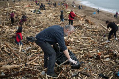 A les devastades platges catalanes, s'amunteguen tones plàstics i residus, i es tracta de recuperar la normalitat al més aviat possible després dels estralls causats pel temporal, el més devastador dels últims anys. 