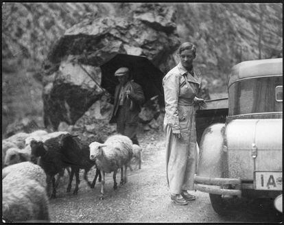 Annemarie Schwarzenbach con su coche y un pastor, una imagen tomada por Breslauer en los Pirineos en 1933.