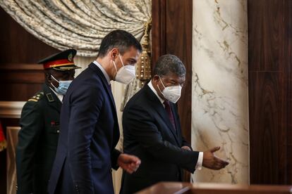 El presidente de Angola, João Lourenço, acompaña a Pedro Sánchez en el Palacio Presidencial de Luanda, este jueves.
