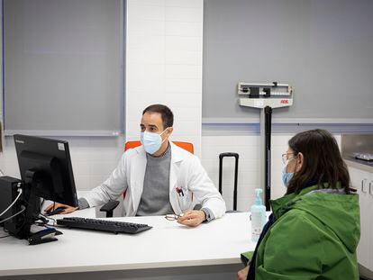 Una mujer, en una consulta médica en un centro de atención primaria de Barcelona, este enero.