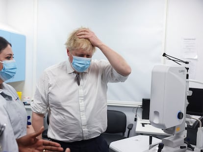 Boris Johnson visita este martes el hospital Finchley Memorial, en Londres.