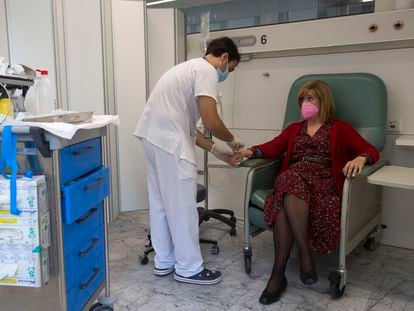Aplicación de quimioterapia en una paciente en el Hospital Vall d'Hebron de Barcelona.