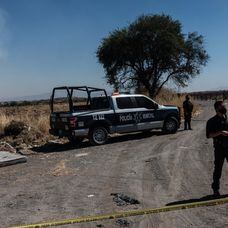 La policía del área metropolitana de Guadalajara resguarda la zona donde fue encontrado el cuerpo de una persona el 17 de febrero.