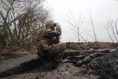 Un militar ucranio monta guardia en la zona de Jarkiv.