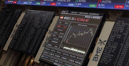 Vista general de las pantallas informativas de la Bolsa y Mercados Españoles (BME) en Madrid.
