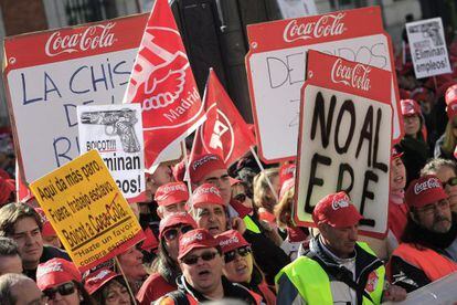 Los trabajadores de Coca-Cola, en una concentración en Madrid contra el cierre de plantas y el ERE planteado por la empresa.