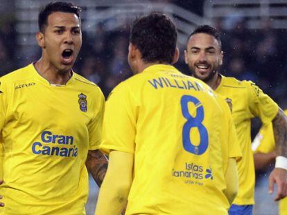 Los jugadores de Las Palmas celebran el &uacute;nico gol del partido.