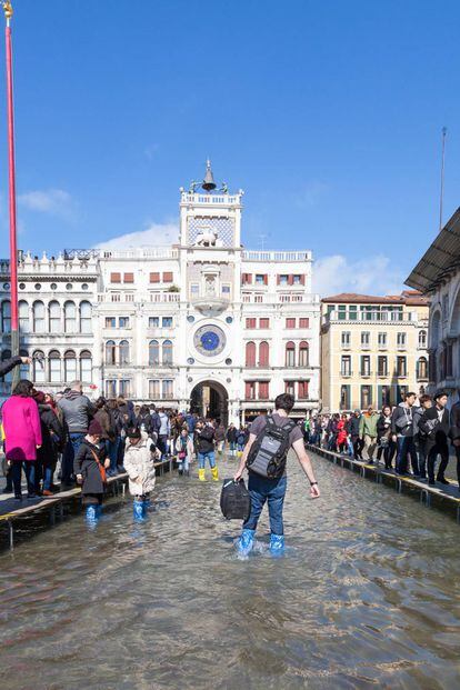 Turistas en la veneciana plaza de San Marcos, durante las inundaciones caudadas por el 'acqua alta'.