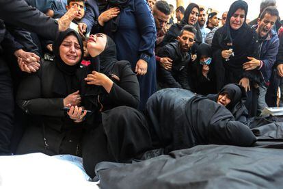 Burial this Wednesday in Khan Yunis of victims of Israeli bombings in Palestine. 