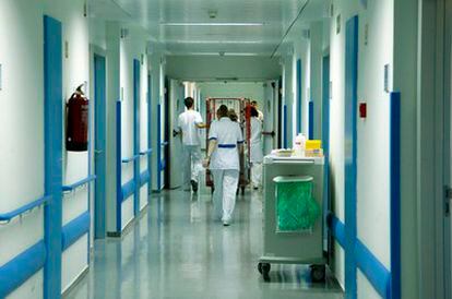 Trabajadoras en un pasillo del hospital de Valdemoro.