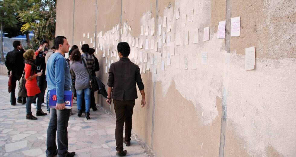 Performance de Azar Othman en la que pedía a la gente que respondiera por escrito a la pregunta 