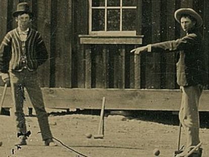 Billy El Niño, a la izquierda, en 1878 en Nuevo México jugando al crocket
