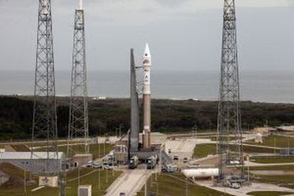 El cohete Atlas V, con la sonda 'Maven', en la base de lanzamiento de Cabo Cañaveral (Florida).