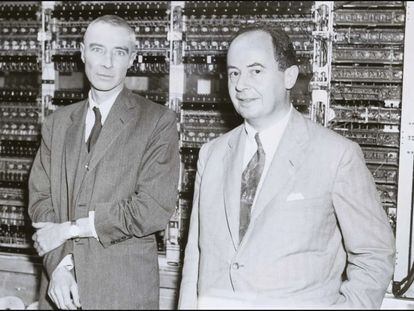J. Robert Oppenheimer and John Von Neumann. View of two of the principal members of the Manhattan Project, J. R. Oppenheimer (left, 1904-1967) and John Von Neumann (right, 1903-1957). This project was started in 1942, in Los Alamos, New Mexico, USA, in order to develop, construct and test the atomic bomb. The American physicist Oppenheimer, who studied under well known physicists such as Rutherford, Heisenberg and Dirac, was nominated director of the Manhattan Project in 1943. The Hungarian-American mathematician Von Neumann was an expert in hydrodynamics. His knowledge was of great importance in the design of the implosion device used for the plutonium bomb.