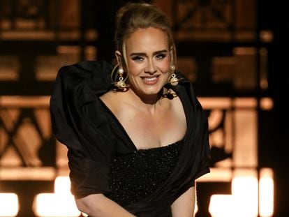La cantante Adele durante un concierto retransmitido por el canal de televisión estadounidense CBS.