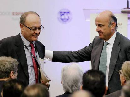 El exgobernador del Banco de España, Luis Linde, (I) y el exministro de Economía, Luis de Guindos.