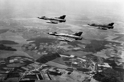 Aviones de combate Mirage israelíes sobrevuelan el Sinaí el 5 de junio de 1967.