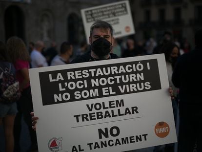 Un manifestante en una protesta de los empresarios del ocio nocturno en octubre pasado.