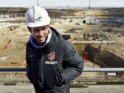 Diego Costa, durante la visita a las obras de La Peineta. 