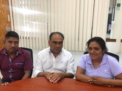 Héctor Astudillo (centro) con los activistas indígenas, este sábado.