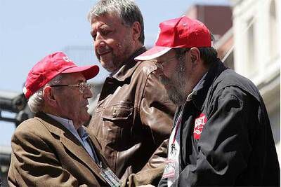 El ex secretario general de CC OO Marcelino Camacho saluda a Fidalgo (centro) y Méndez (derecha).