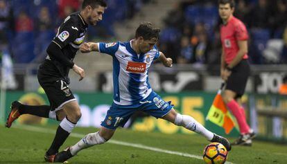 Piatti controla el bal&oacute;n ante Ramos, en el Espanyol-Legan&eacute;s. 