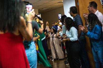 Sonia Guajajara es recibida con emoción por los participante de la toma simbólica.