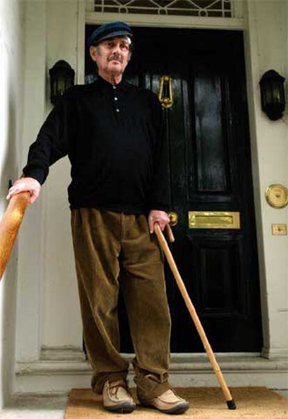 Harold Pinter, en la puerta de su casa de Londres, en octubre pasado tras conocer la noticia de que había obtenido el Premio Nobel de Literatura 2005.