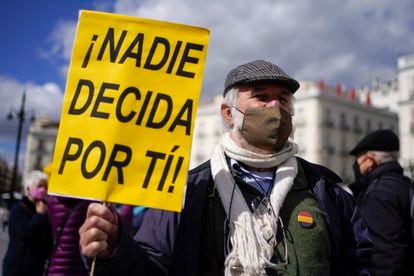 Manifestantes a favor de la aprobación de la ley de eutanasia, el 18 de marzo en la Puerta del Sol, en Madrid.