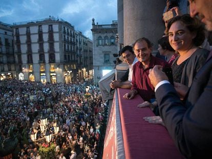 Pisarello, And&uacute;jar, Colau i Collboni al balc&oacute; de l&#039;Ajuntament.