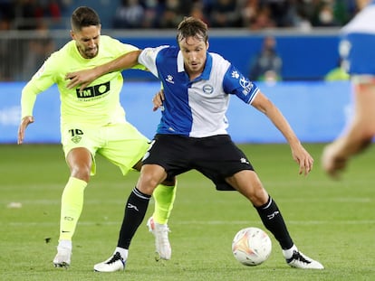 Tomás Pina protege el balón en el último duelo liguero ante el Elche.