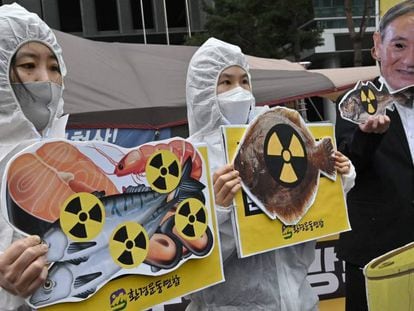 Activistas medioambientales participan en una protesta contra la decisión de Japón de liberar las aguas residuales de Fukushima, cerca de la embajada japonesa en Seúl (Corea del Sur).