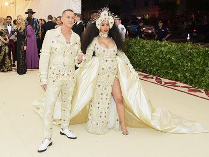 Cardi B., fenómeno social de 2017, con Jeremy Scott vestida por Moschino.