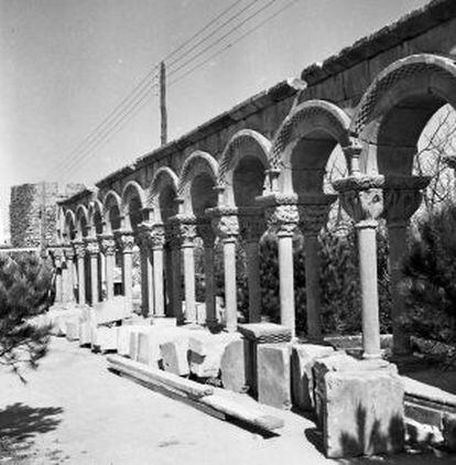 Imagen procedente del Archivo Municipal de Palamós sobre el montaje del claustro románico en la finca Mas del Vent, en 1959.