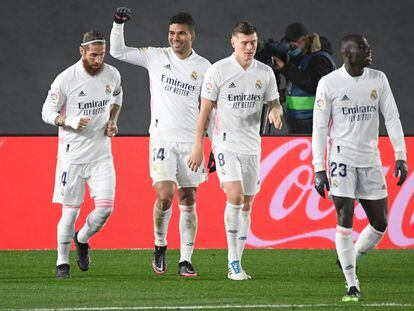 Casemiro celebra su gol ante el Granada junto con Ramos, Kroos y Mendy.