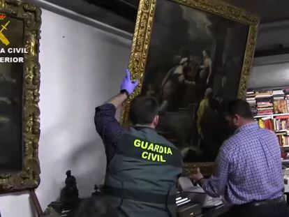 Retirada de un cuadro durante uno de los registros realizados por la Guardia Civil en marzo en Madrid para recuperar las obras del legado Muñoz Ramonet.