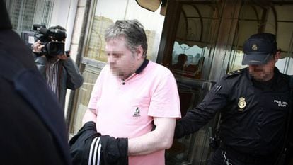 Agentes de la Policía Nacional sacan al sospechoso de haber acabado con la vida de su hijo de once años.