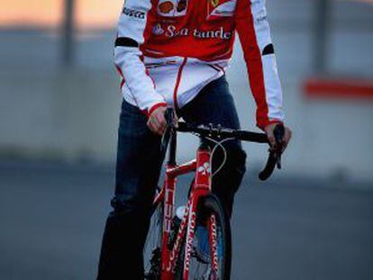 Alonso anda en bici, en el circuito de Corea del Sur en octubre de 2013.