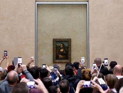 Visitantes del Museo de Louvre, en París, fotografían 'La Gioconda', en una imagen del año pasado. 
 