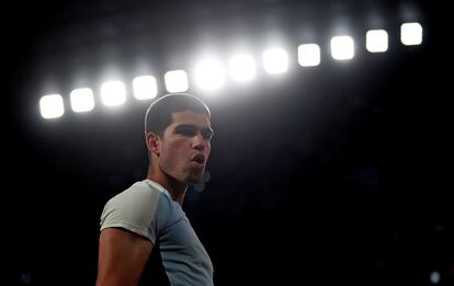 Alcaraz, durante el partido nocturno contra Khachanov.