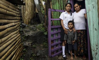 Carolina Silva G&oacute;mez, su madre Jes&uacute;s y su sobrino Efra&iacute;n viven en La Libertad, El Salvador