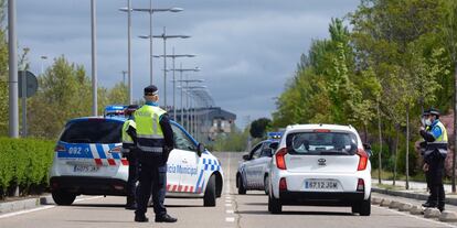 Efectivos de la Policia Municipal de Valladolid realizan un control de acceso.