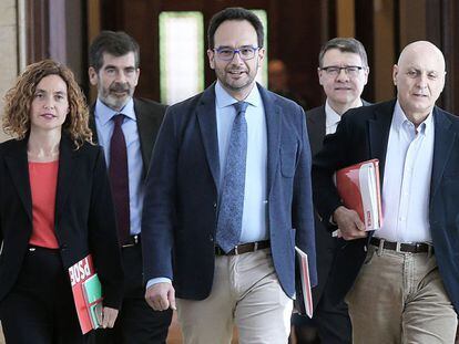 El equipo negociador del PSOE liderado por Antonio Hernando (c), este jueves.