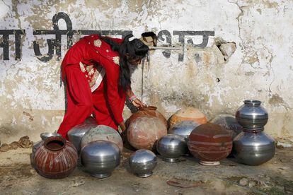 Una mujer india recolecta agua en el pueblo de Ajmer en el estado de Rajastán, India, el pasado 21 de marzo.