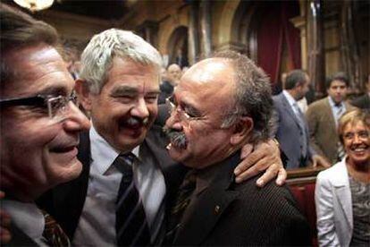 De izquierda a derecha, Joan Saura, Pasqual Maragall y Josep Lluís Carod se felicitan por el acuerdo.