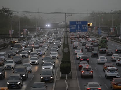 Atasco en Pekín, China, el 15 de abril.