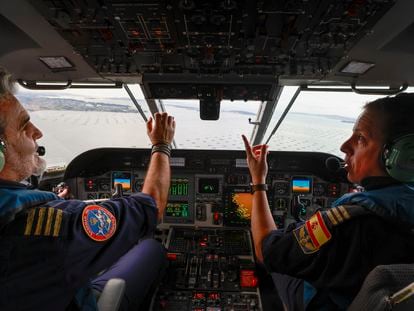Los pilotos Chete y Juan, este jueves en la cabina del avión 'Rosalía de Castro-Sasemar 102', durante la búsqueda de sacos de 'pellets'.