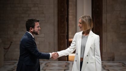 El 'president', Pere Aragonès, y la líder de los comuns en el Parlament, Jéssica Albiach, el año pasado al firmar su acuerdo de Presupuestos.